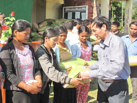 Cấp phát gạo cho đồng bào dân tộc có hoàn cảnh khó khăn.